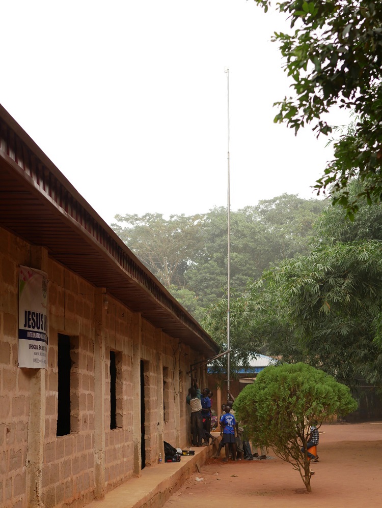 Fertig errichteter Antennenmast mit WM8 Antenne