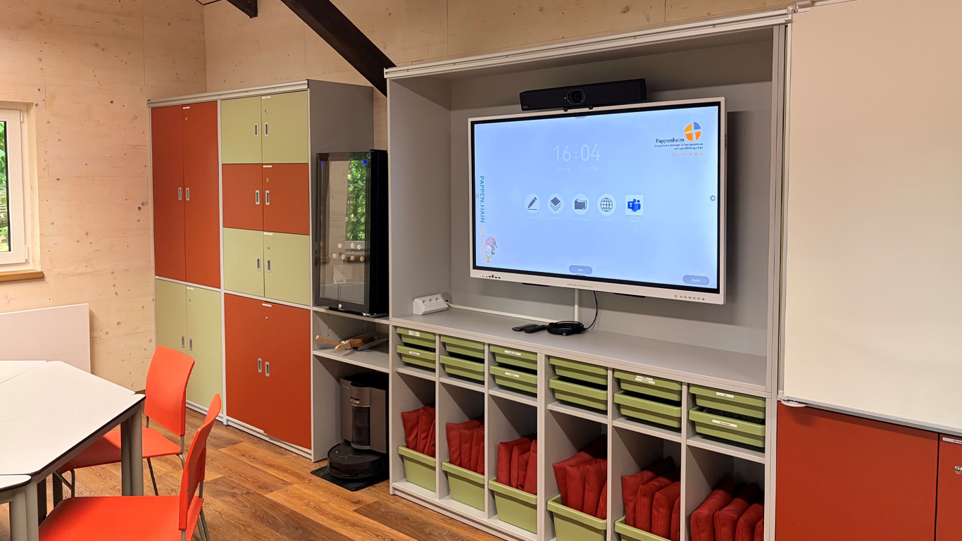 Der Seminarraum der Wurzelhütte mit Smartboard und moderner Medientechnik. 
